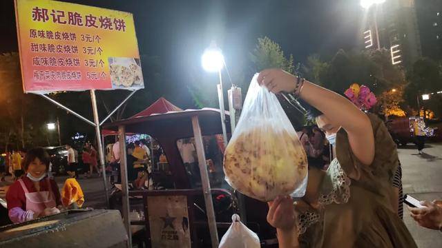 郝记脆皮烧饼摊已经成为黄州夜市的“网红打卡点”