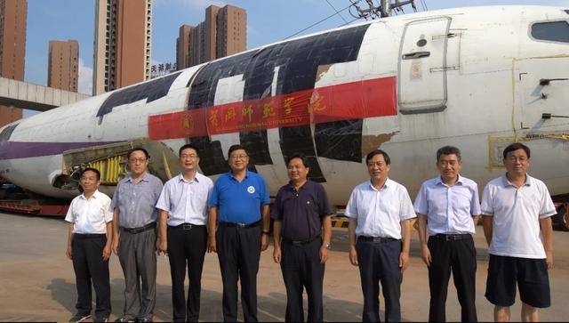鄂东大地首架波音737“落户”黄冈师范学院
